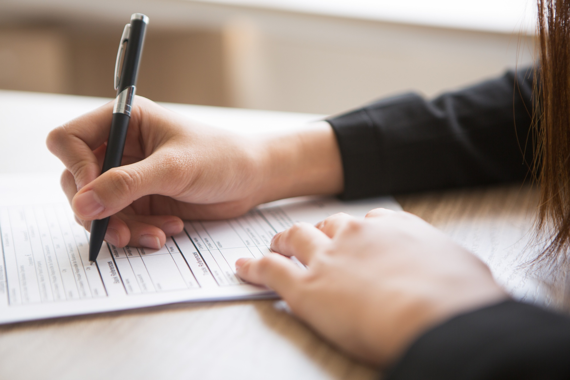 Por que é essencial revisar contratos antes de assinar?